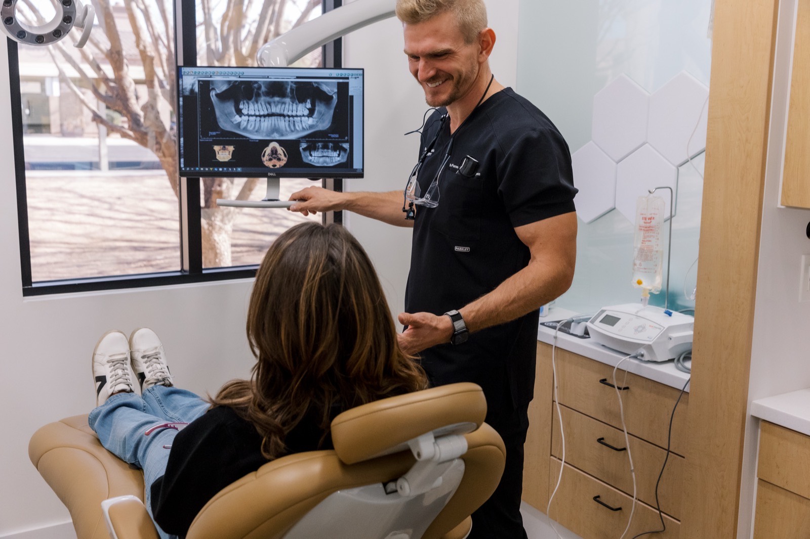 Tänder oral surgeon reviewing a panoramic X-ray with a patient during an All on X consultation