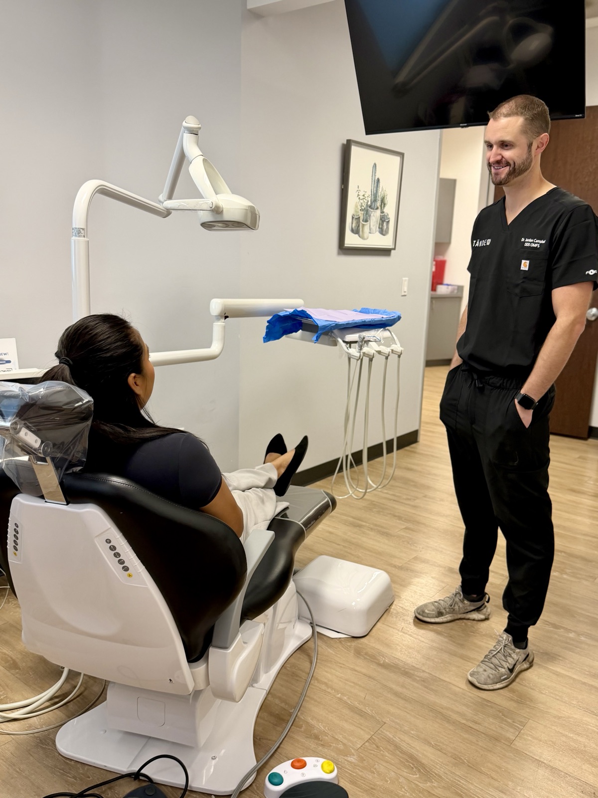 A Tänder oral surgeon consulting with a patient before treatment