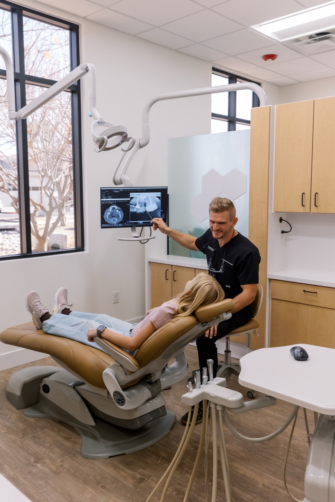 Tänder oral surgeon reviewing a patient's X-rays at a partner dental office